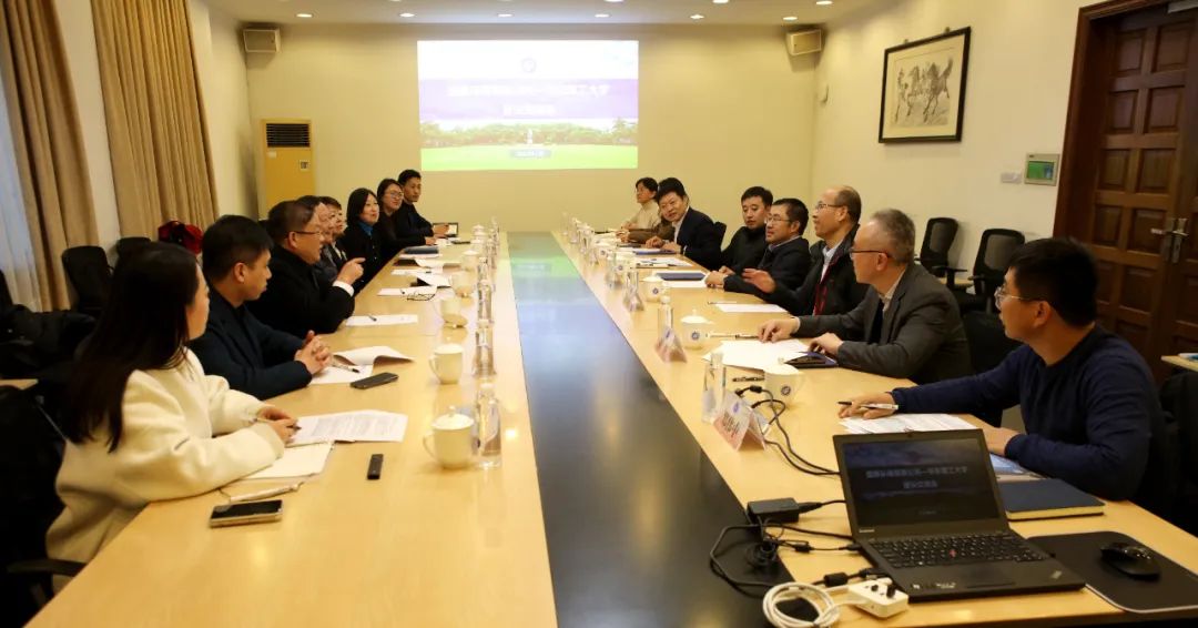 座谈会.jpg